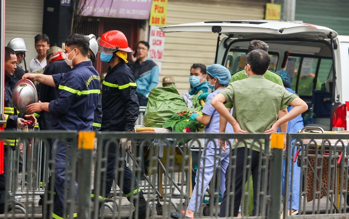 CLIP: Đưa thi thể nạn nhân vụ cháy làm 4 người tử vong ở Hà Nội ra ngoài - Ảnh 5.
