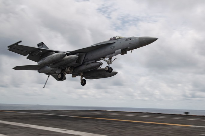 Cận cảnh tàu sân bay Mỹ USS Theodore Roosevelt tiến vào biển Đông - Ảnh 2. Cận cảnh tàu sân bay Mỹ USS Theodore Roosevelt tiến vào biển Đông - Ảnh 2.