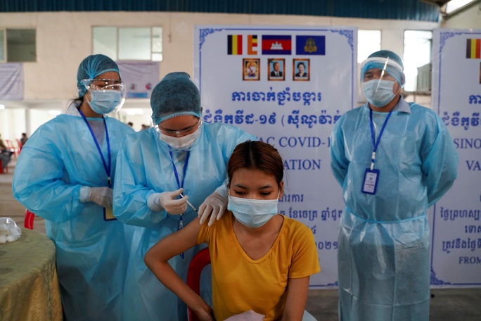 Nguy cơ lây nhiễm cộng đồng châm ngòi làn sóng Covid-19 mới - Ảnh 1. Nguy cơ lây nhiễm cộng đồng châm ngòi làn sóng Covid-19 mới - Ảnh 1.