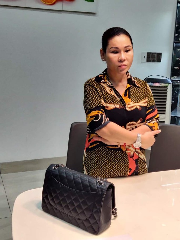 Bà Lâm Thị Thu Trà bị bắt liên quan vụ án Thiện Soi - Ảnh 1. Bà Lâm Thị Thu Trà bị bắt liên quan vụ án Thiện Soi - Ảnh 1.