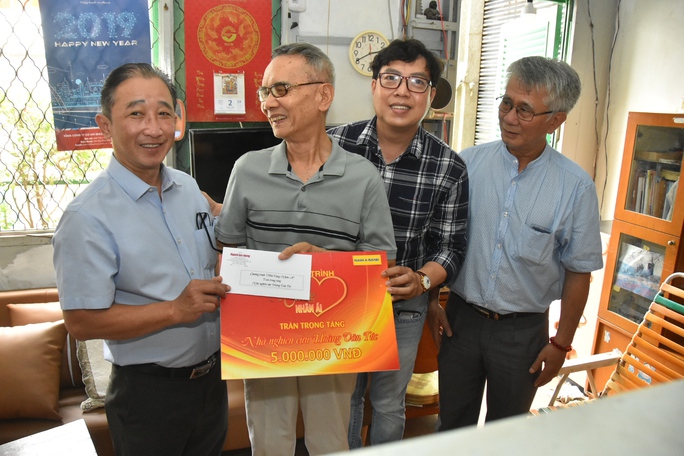Mai Vàng nhân ái thăm nhà nghiên cứu Hoàng Văn Túc và NSƯT Phi Yến - Ảnh 1.