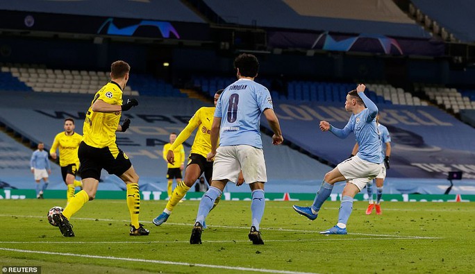 Cộng đồng mạng sốc với trọng tài, Man City thoát hiểm trước Dortmund - Ảnh 6.