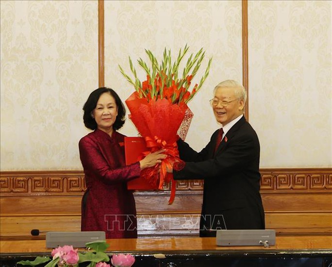 Tổng Bí thư trao quyết định phân công bà Trương Thị Mai làm Trưởng ban Tổ chức Trung ương - Ảnh 1.