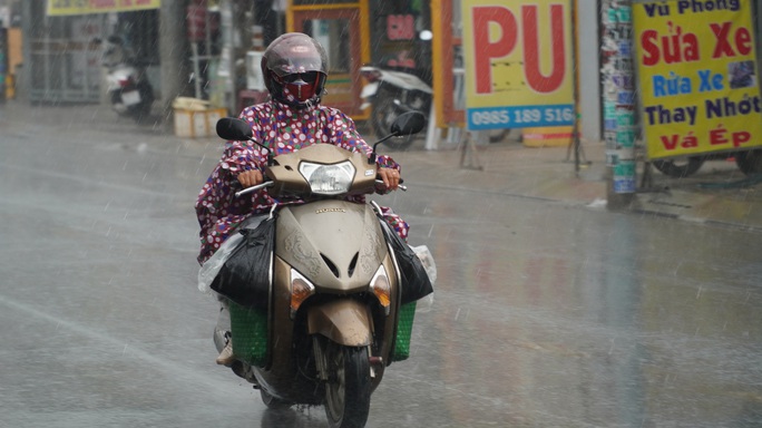  TP HCM đang đón mưa trái mùa và chuỗi mưa lớn  - Ảnh 2.