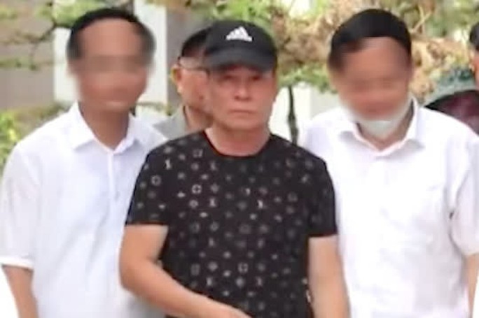 Vụ bắn chết 2 người rồi cố thủ trong nhà: Vì sao công an không còng tay nghi phạm? - Ảnh 1. Vụ bắn chết 2 người rồi cố thủ trong nhà: Vì sao công an không còng tay nghi phạm? - Ảnh 1.
