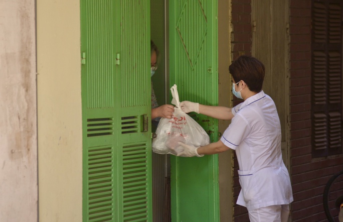 Phong tỏa 25 hộ dân ở Hà Nội nơi có bé trai 1 tuổi dương tính với SARS-CoV-2 - Ảnh 8.