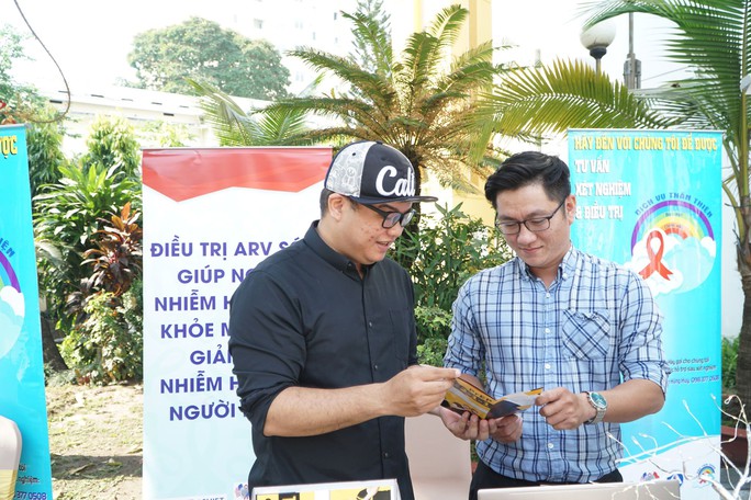 Lây nhiễm HIV do quan hệ đồng giới nam tăng cao - Ảnh 1.