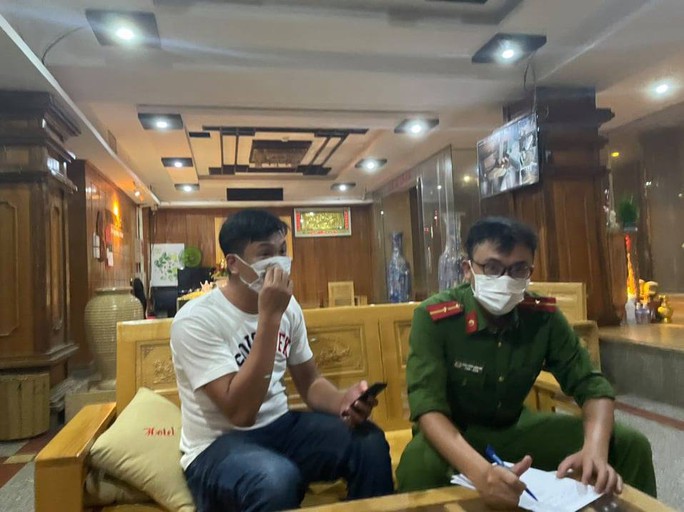 Bất chấp lệnh cấm, cơ sở massage mở cửa đón khách giữa dịch Covid-19 - Ảnh 1.
