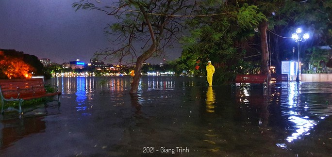 CLIP: Nhiều tuyến phố ngập sâu, người Hà Nội bì bõm sau trận mưa vàng - Ảnh 12.