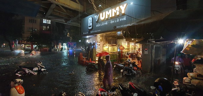 CLIP: Nhiều tuyến phố ngập sâu, người Hà Nội bì bõm sau trận mưa vàng - Ảnh 14.