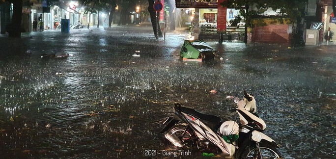 CLIP: Nhiều tuyến phố ngập sâu, người Hà Nội bì bõm sau trận mưa vàng - Ảnh 15.
