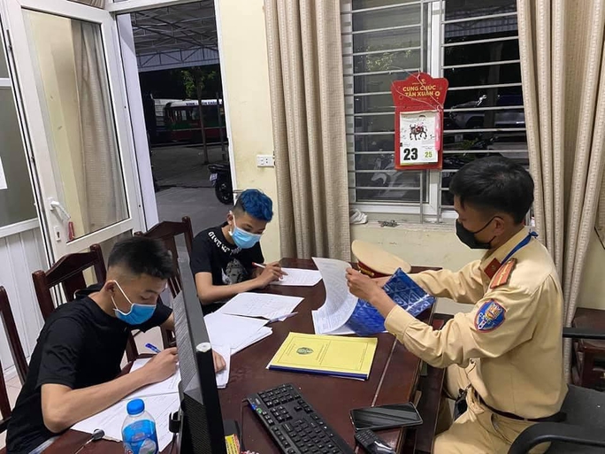 Nhóm “quái xế” không đeo khẩu trang, lạng lách đua xe giữa dịch Covid-19 - Ảnh 1.