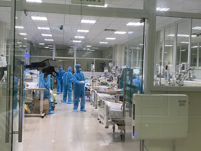 Clip: Nửa đêm cấp cứu bệnh nhân Covid-19 nặng tại Bệnh viện Bệnh Nhiệt đới Trung ương - Ảnh 1.