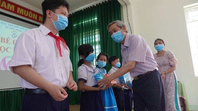 Hơn 3 tỉ đồng ủng hộ Trung tâm nuôi dạy trẻ khuyết tật Võ Hồng Sơn - Ảnh 3.