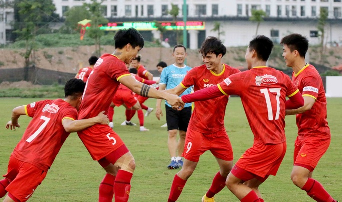 CLIP: Hoàng Đức chấn thương mu bàn chân, tập riêng cùng Lương Xuân Trường - Ảnh 4.