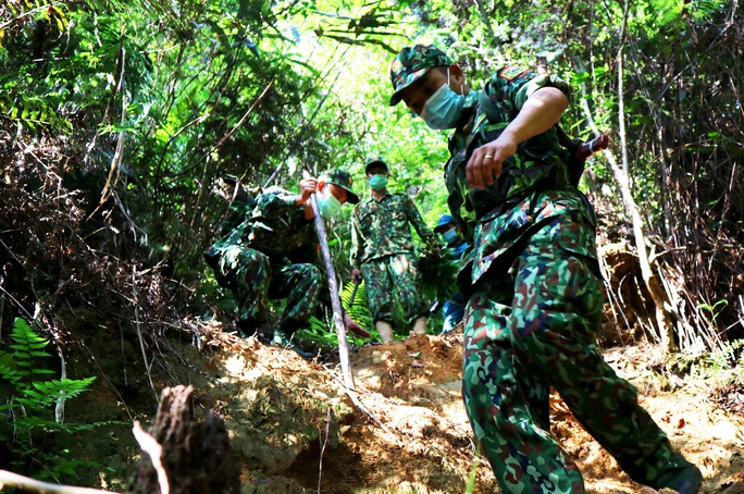 Cắm chốt cùng lính biên phòng: Nơi nắng như nung, gió như rang - Ảnh 1. Cắm chốt cùng lính biên phòng: Nơi nắng như nung, gió như rang - Ảnh 1.