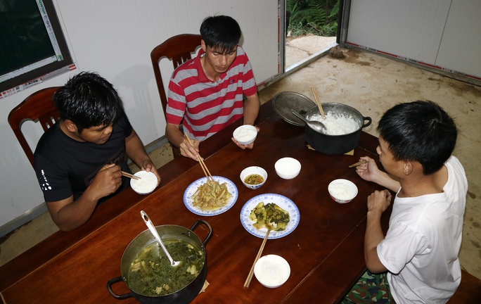 Cắm chốt cùng lính biên phòng: Nơi nắng như nung, gió như rang - Ảnh 5. Cắm chốt cùng lính biên phòng: Nơi nắng như nung, gió như rang - Ảnh 5.