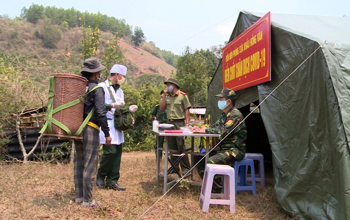 Cắm chốt cùng lính biên phòng: Nơi nắng như nung, gió như rang - Ảnh 6. Cắm chốt cùng lính biên phòng: Nơi nắng như nung, gió như rang - Ảnh 6.