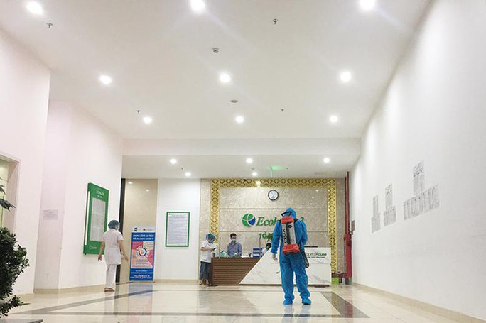 Một bác sĩ Bệnh viện Phổi dương tính SARS-CoV-2, 19 F1 phải đi cách ly - Ảnh 1.