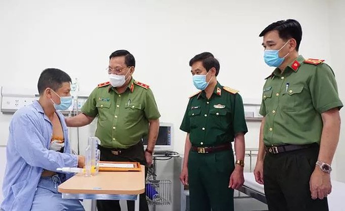 Bộ Công an khen tài xế taxi dũng cảm khống chế tội phạm đặc biệt nguy hiểm - Ảnh 1.