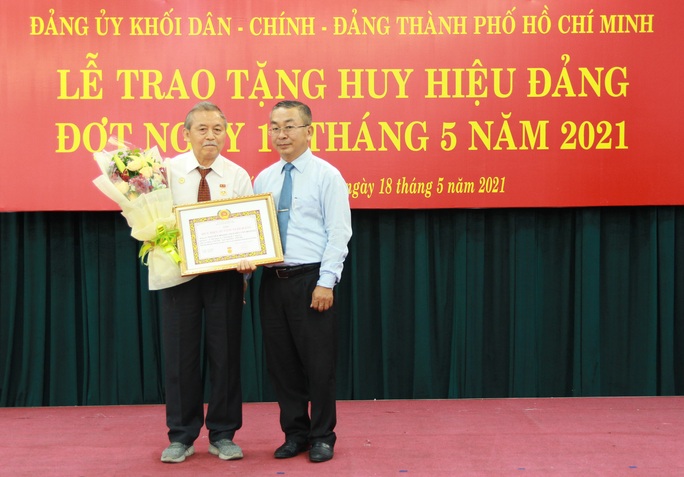 TP HCM trao Huy hiệu Đảng cho 14 đảng viên  - Ảnh 1.