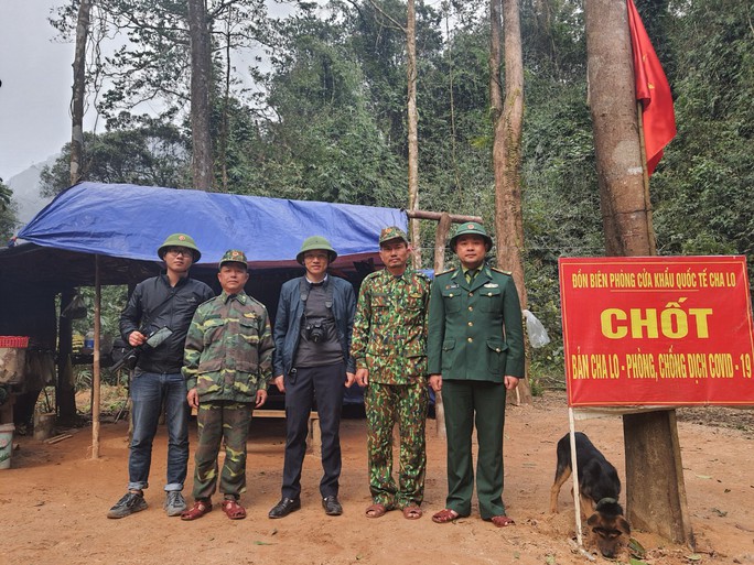 Cắm chốt cùng lính biên phòng: Nơi nắng như nung, gió như rang - Ảnh 4. Cắm chốt cùng lính biên phòng: Nơi nắng như nung, gió như rang - Ảnh 4.