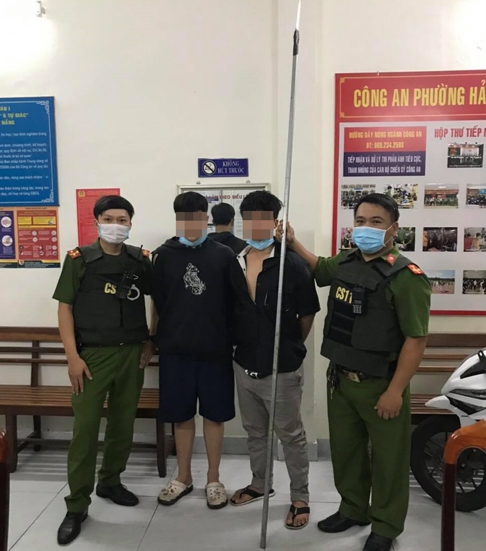 Đà Nẵng: Cảnh sát nổ súng trấn áp nhóm thiếu niên mang dao đi hỗn chiến - Ảnh 1.