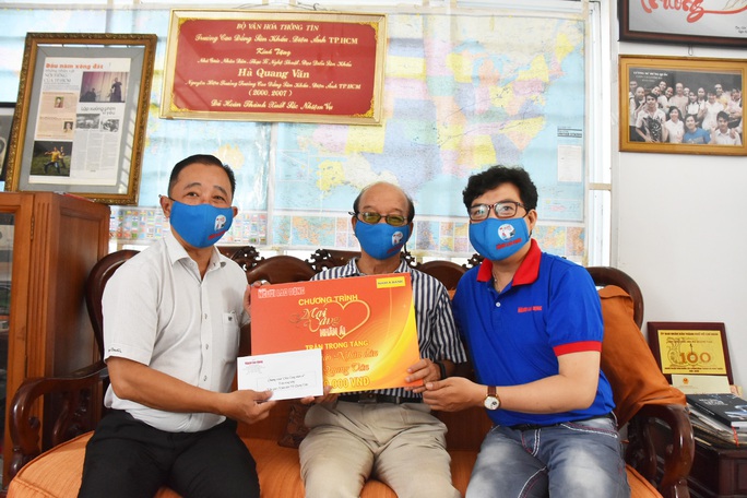 Chương trình Mai Vàng nhân ái thăm Nhà giáo Nhân dân Hà Quang Văn và nhạc sĩ Phùng Trọng - Ảnh 1.