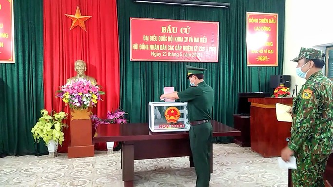 CLIP: Cận cảnh chiến sĩ biên phòng bỏ phiếu bầu cử nơi biên cương Tổ quốc - Ảnh 5.