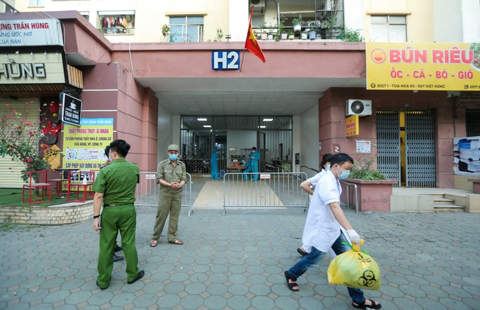 CLIP: Phong tỏa tòa nhà ở khu đô thị Việt Hưng có ca dương tính SARS-CoV-2 - Ảnh 2.
