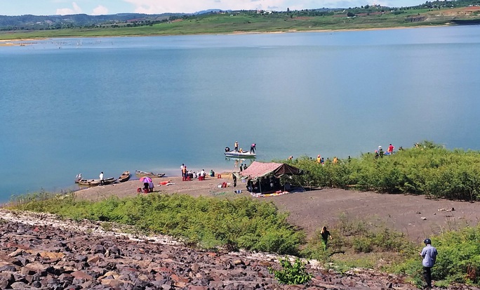 Chìm tàu khai thác cát, 1 người mất tích trên hồ thủy điện Đại Ninh - Ảnh 1.