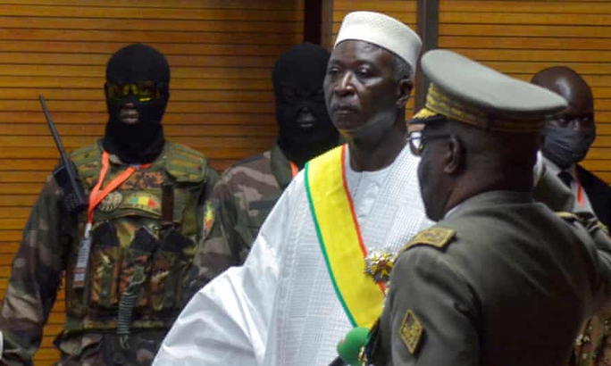 Mali: Tổng thống, thủ tướng bị bắt ngay sau cuộc cải tổ “nhạy cảm” - Ảnh 1.