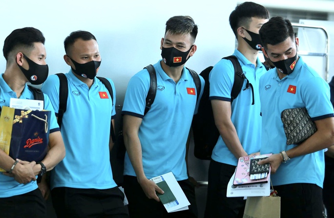 CLIP: Cận cảnh các cầu thủ đội tuyển Việt Nam lên đường sang UAE - Ảnh 6.