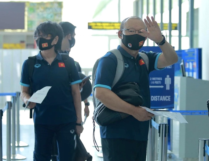 CLIP: Cận cảnh các cầu thủ đội tuyển Việt Nam lên đường sang UAE - Ảnh 4.