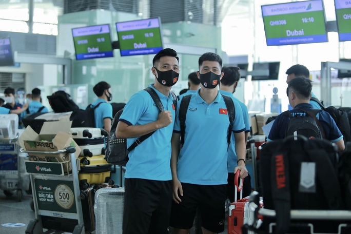 CLIP: Cận cảnh các cầu thủ đội tuyển Việt Nam lên đường sang UAE - Ảnh 7.
