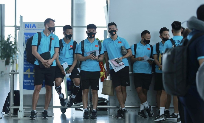 CLIP: Cận cảnh các cầu thủ đội tuyển Việt Nam lên đường sang UAE - Ảnh 2.