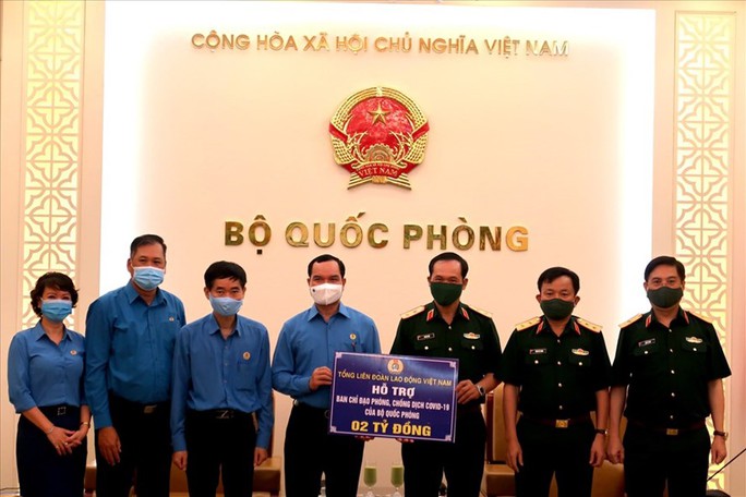 Tổng Liên đoàn Lao động Việt Nam trao 3 tỉ đồng hỗ trợ tuyến đầu chống dịch Covid-19 - Ảnh 1.