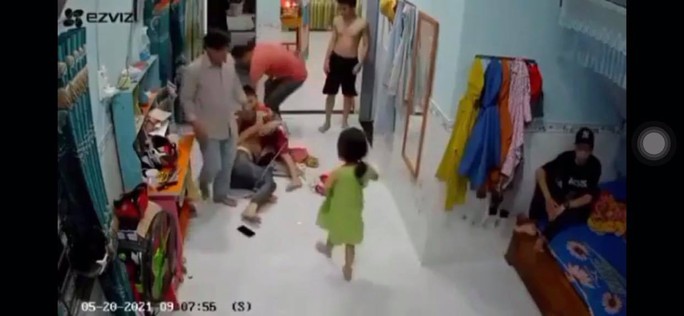 CLIP: Đang ở nhà, người phụ nữ góa chồng bị hai đàn ông xông vào  đánh đập dã man - Ảnh 1.