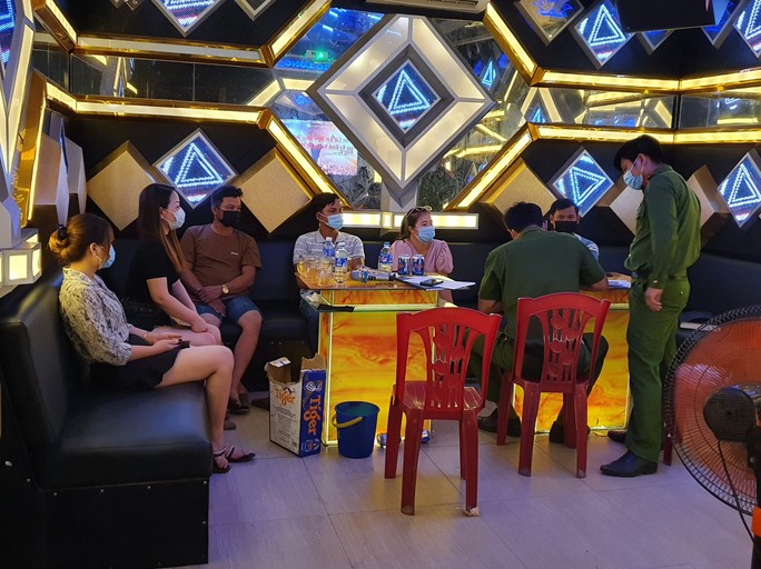 Hát karaoke giữa mùa dịch, chủ quán và 3 cặp nam nữ cùng bị phạt - Ảnh 1.