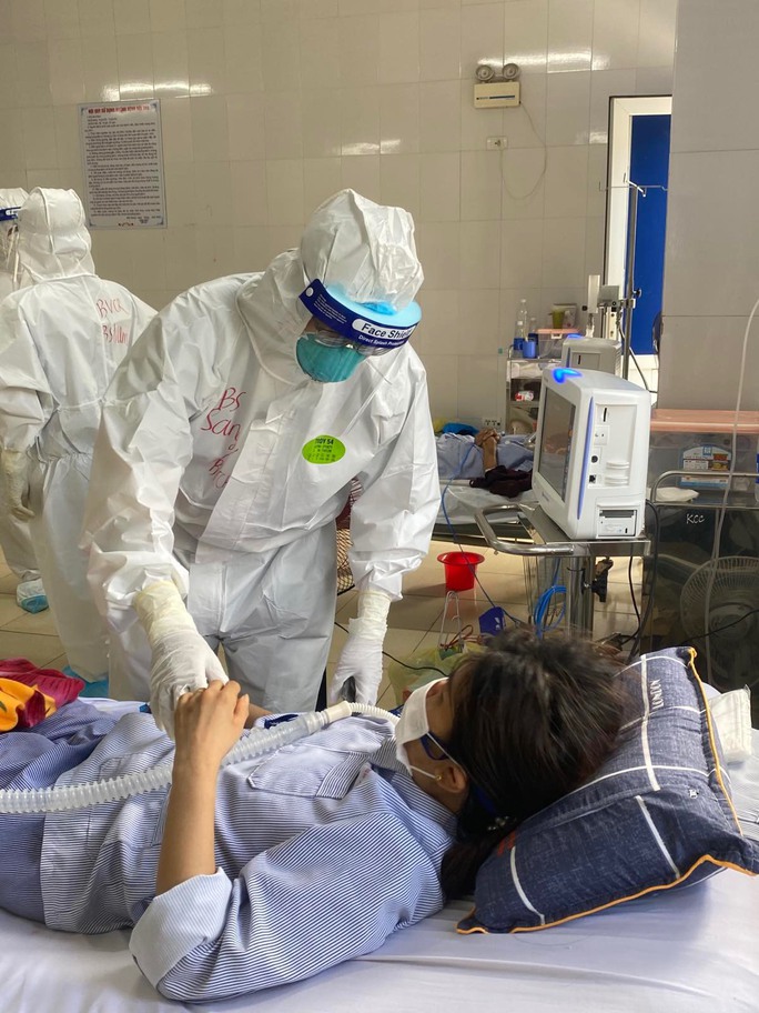 Bác sĩ Chợ Rẫy ngày đêm điều trị cho bệnh nhân nặng tại Bắc Giang - Ảnh 3.