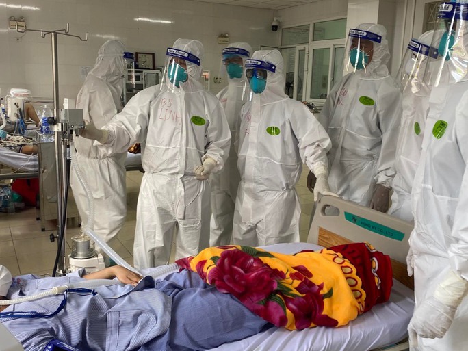 Bác sĩ Chợ Rẫy ngày đêm điều trị cho bệnh nhân nặng tại Bắc Giang - Ảnh 4.