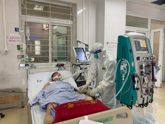 Bác sĩ Chợ Rẫy ngày đêm điều trị cho bệnh nhân nặng tại Bắc Giang - Ảnh 2.