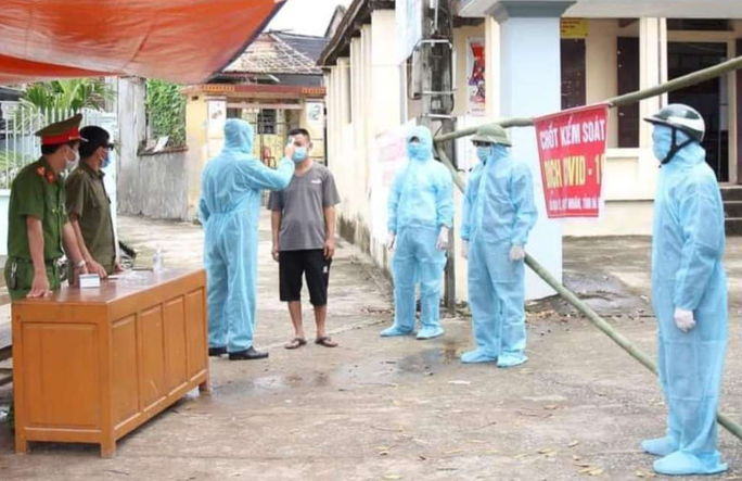 Để dịch Covid-19 lây lan ra cộng đồng, Giám đốc Trung tâm Y tế và Trạm trưởng ở Hà Nam bị đình chỉ công tác - Ảnh 1.