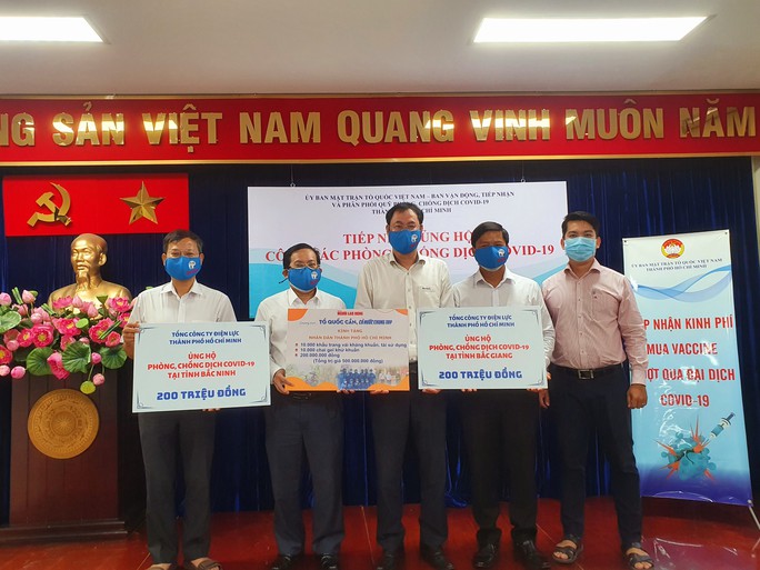 Ngày đầu giãn cách xã hội: Báo Người Lao Động trao tiền, khẩu trang cho nhân dân TP HCM - Ảnh 3.
