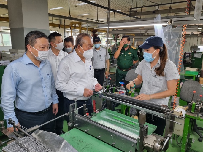 Phó Thủ tướng Trương Hòa Bình kiểm tra công tác phòng chống dịch Covid-19 tại các KCX-KCN - Ảnh 11.