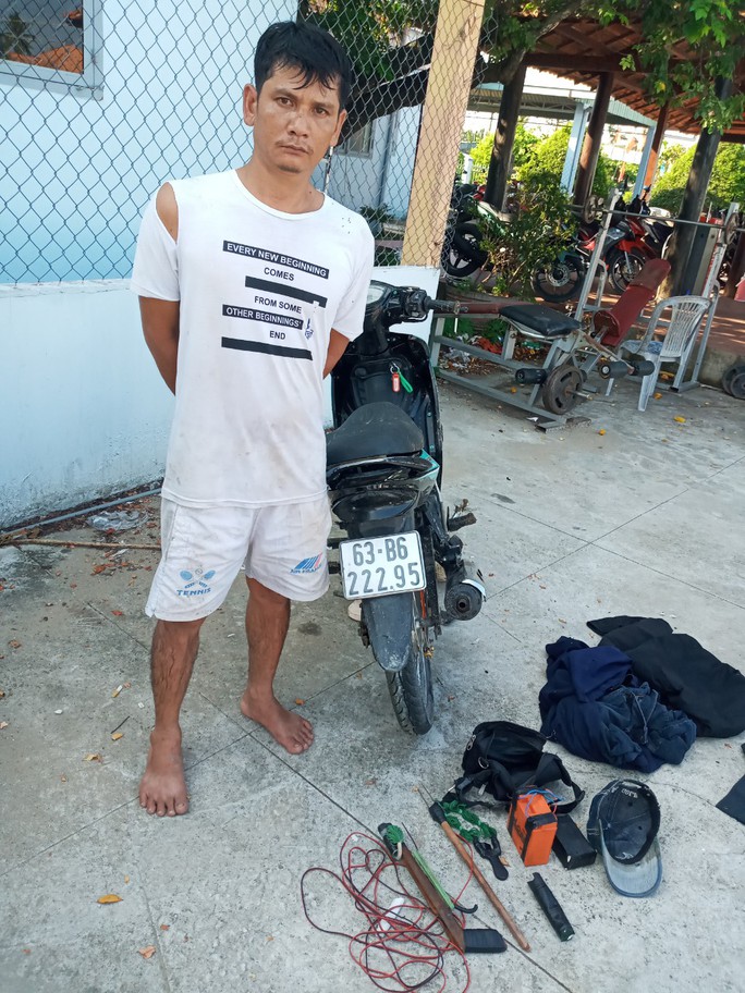 Bắt quả tang kẻ trộm chó mang theo súng điện tự chế, ná thun - Ảnh 1. Bắt quả tang kẻ trộm chó mang theo súng điện tự chế, ná thun - Ảnh 1.