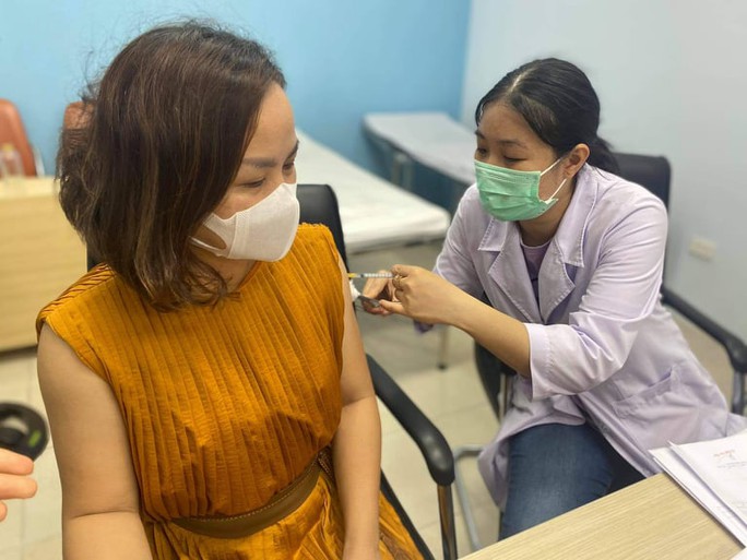 Phóng viên tham gia chống dịch Covid-19 được chích ngừa vắc-xin - Ảnh 2. Phóng viên tham gia chống dịch Covid-19 được chích ngừa vắc-xin - Ảnh 2.