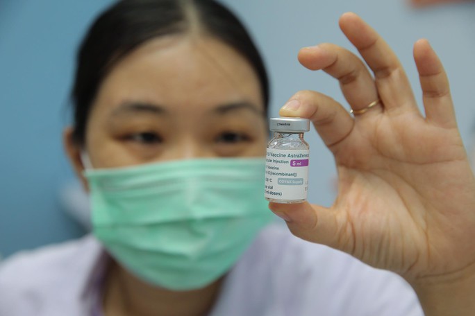 Phóng viên tham gia chống dịch Covid-19 được chích ngừa vắc-xin - Ảnh 3. Phóng viên tham gia chống dịch Covid-19 được chích ngừa vắc-xin - Ảnh 3.