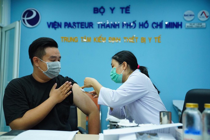 Phóng viên tham gia chống dịch Covid-19 được chích ngừa vắc-xin - Ảnh 4. Phóng viên tham gia chống dịch Covid-19 được chích ngừa vắc-xin - Ảnh 4.