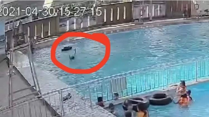 CLIP: Một người chết đuối giữa hồ bơi đông người mà không ai hay biết - Ảnh 2. CLIP: Một người chết đuối giữa hồ bơi đông người mà không ai hay biết - Ảnh 2.